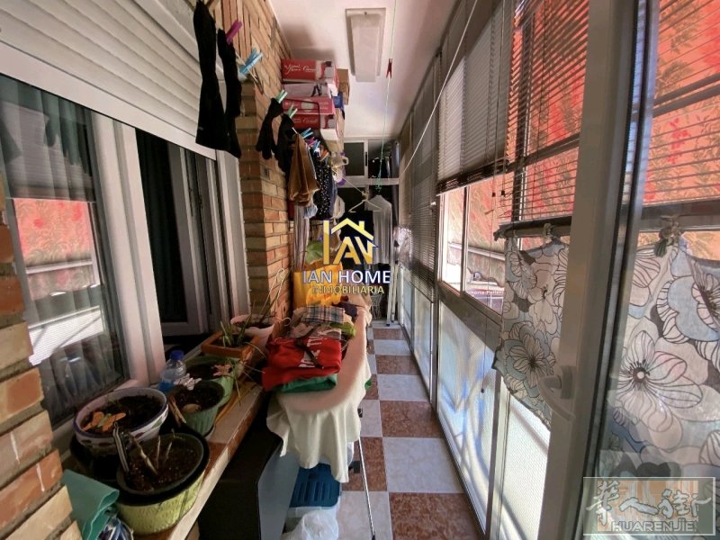 该房产位于calle Juan XXIII，步行至Parla小火车站约10分钟，
