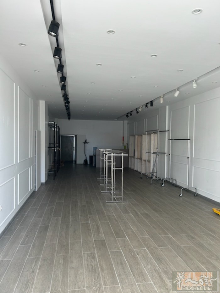 PARIS FASHION MART 出租一家店面，位于商场中间位置，地坪103