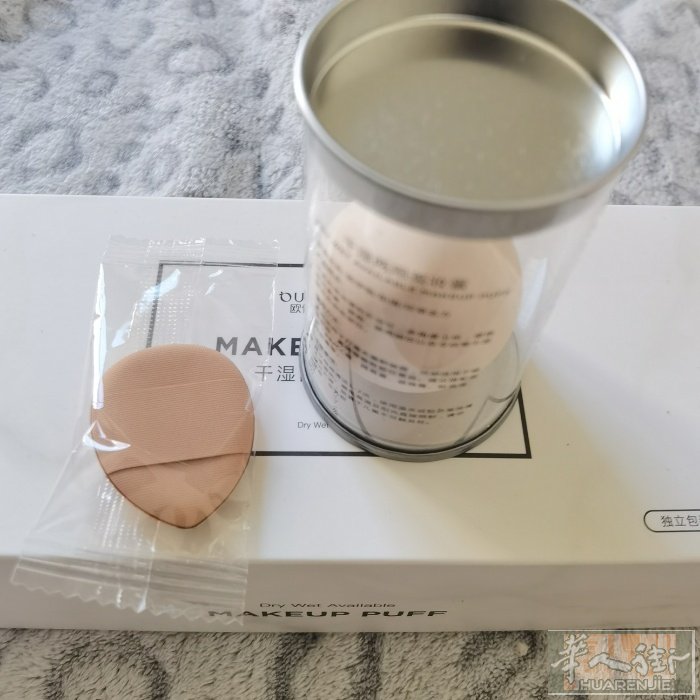 一个干湿两用美妆蛋4€送手指粉扑， 三个干湿两用美妆蛋10€送支架。