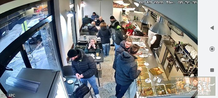 米兰市内酒吧转让，位置很好，转角4个门面，前面有bus站，附近有很多的uffic