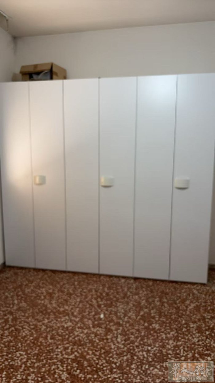 Reggio Emilia 医院和火车站中间一套三房一厅一卫，在三楼没有电梯，转