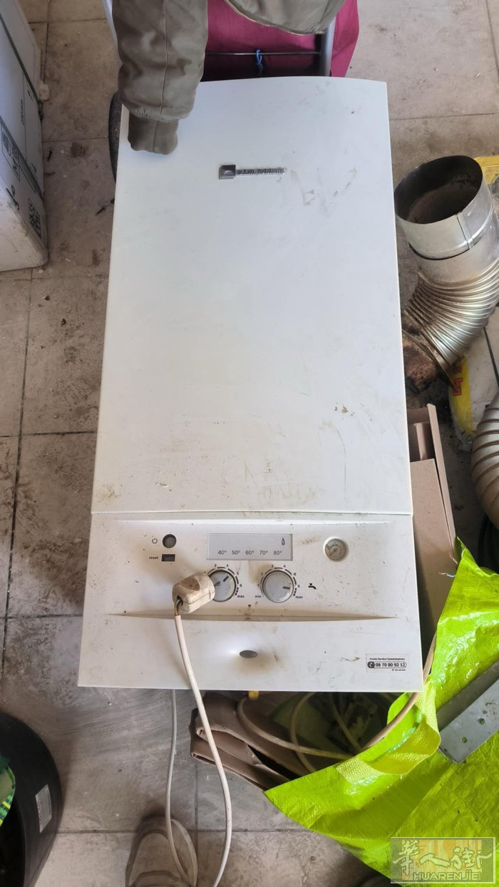 闭门器45欧；窗户50欧（一个长57cm，高77.7cm，另一个长66.7cm，
