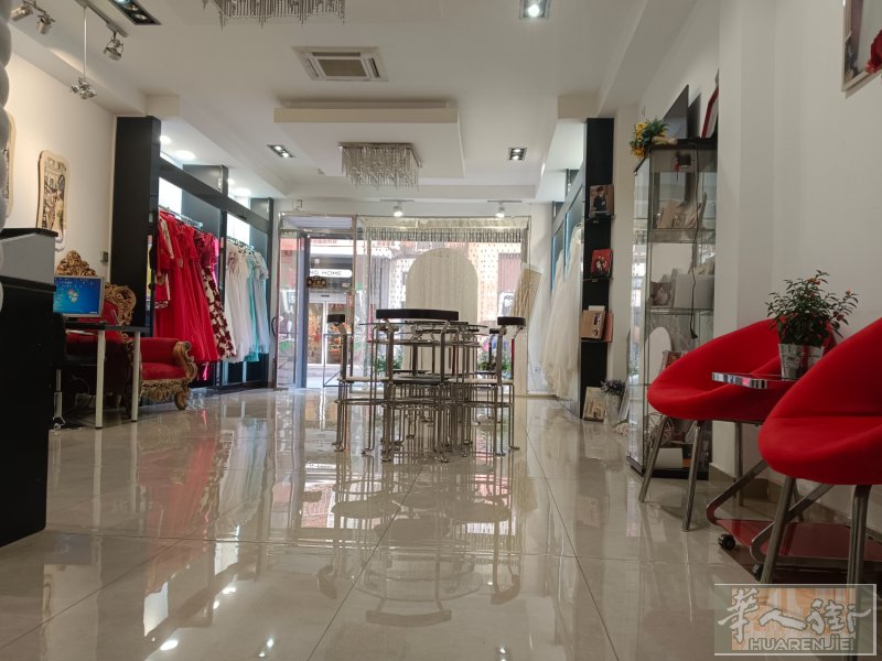 马德里Usera唐人街主街有130平方好店面转让，因老板迁店，机会难得，近鹿城货行，可以开奶茶店.精品店.各种办公室.美容.美发.美甲.等等，需要的亲们可以加微信或电话：757907079/676223172