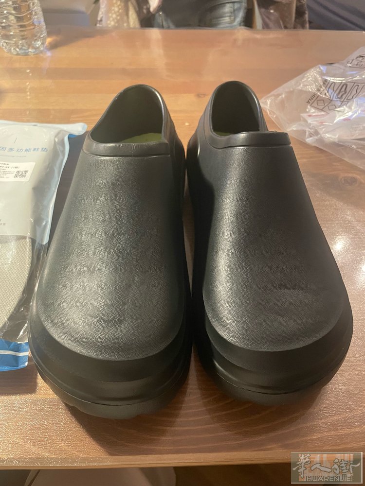 出两双自用多出来的厨房工作鞋42-43码脚