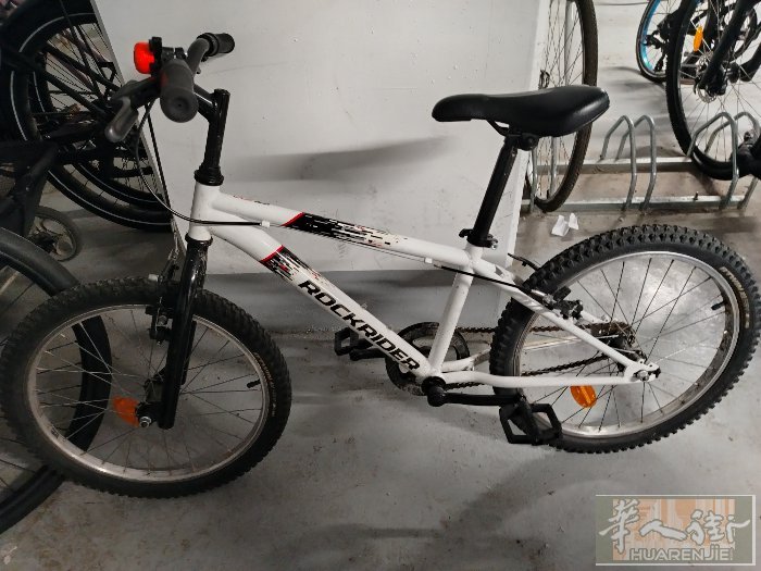 出售自行车🚲小孩6到lo岁刹车有一边坏，七成新很少骑现在小孩子大了所以出售。