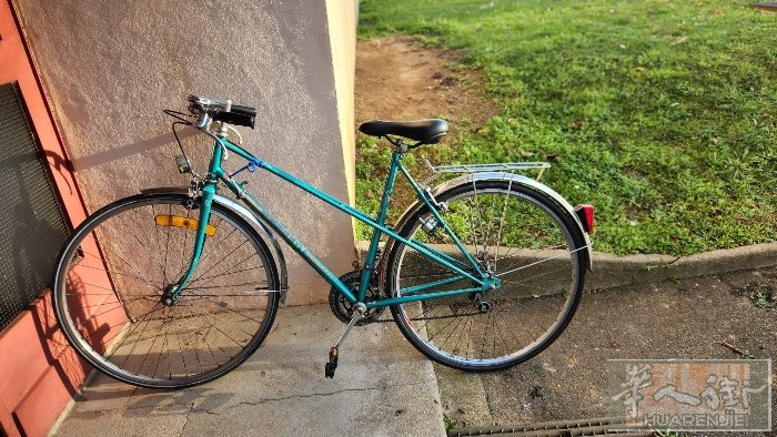 出售闲置物品，自行车，带后架的30欧，山地车40欧。烤架，95成新，8欧元。电水