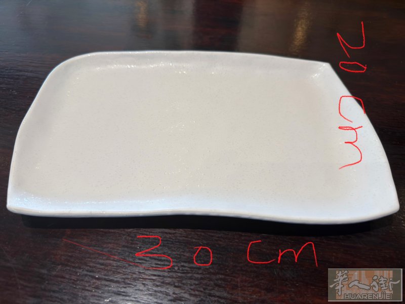 全新多余盘子转让，dou 都是陶瓷的， 质量好， 大的白盘7欧， 蓝的4欧和3欧