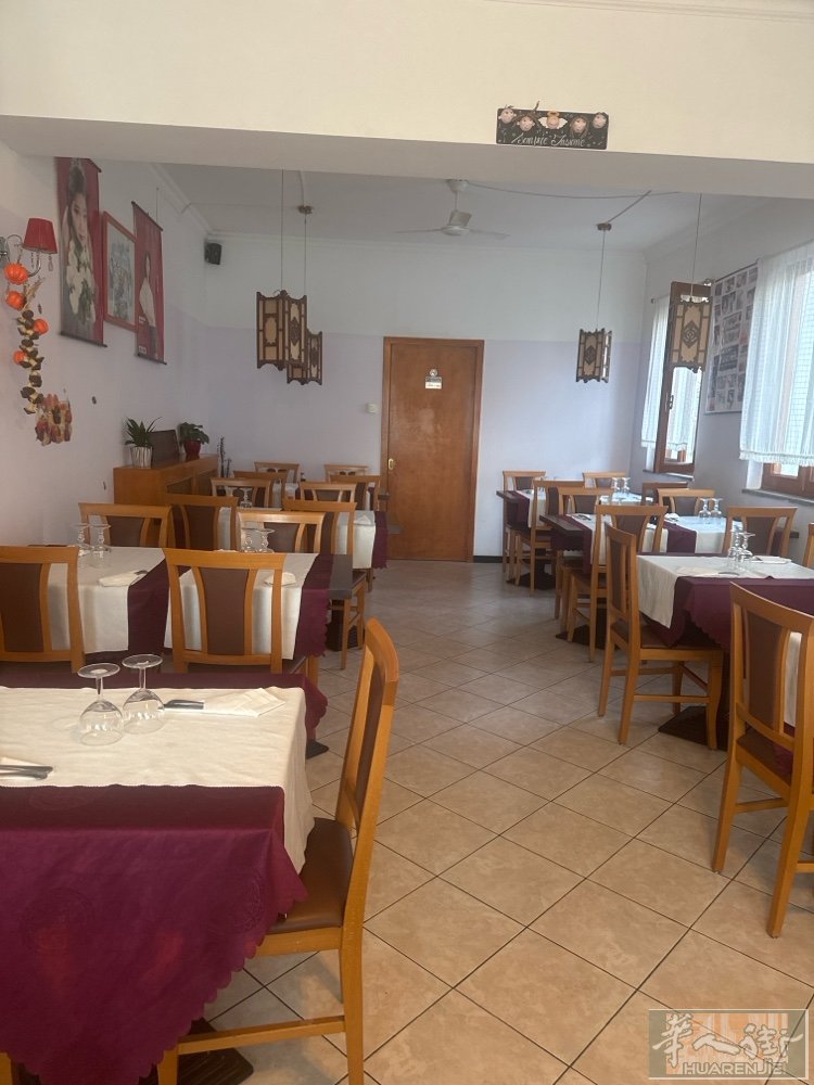 米兰边三十年老店，生意兴隆，客源稳定，堂食与外卖打包服务兼备。现店主因个人原因欲