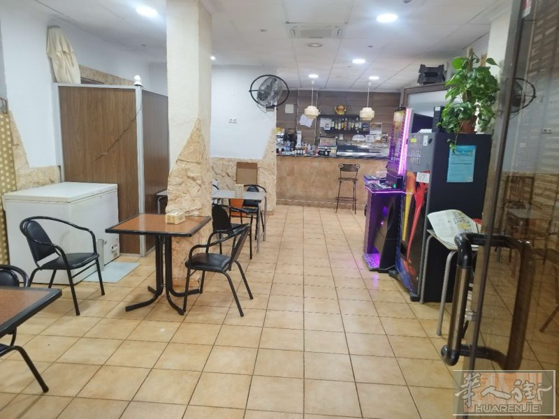 alicante郊区主大街小酒吧转让。terraza7张有厨房有做餐上升空间非常