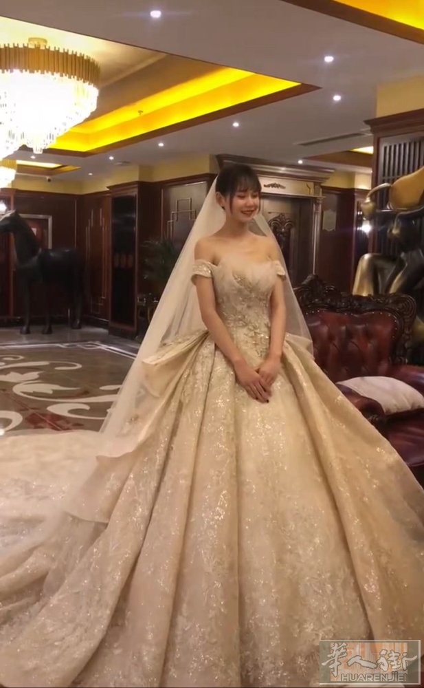 出全新婚纱，秀禾服和礼服，全新的，由于没有举办婚礼，所有礼服都闲置了，有意向购买