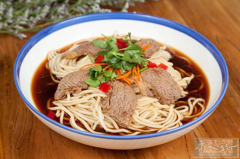 本人从事兰州拉面工作已十年有余，精通牛肉面全套技术