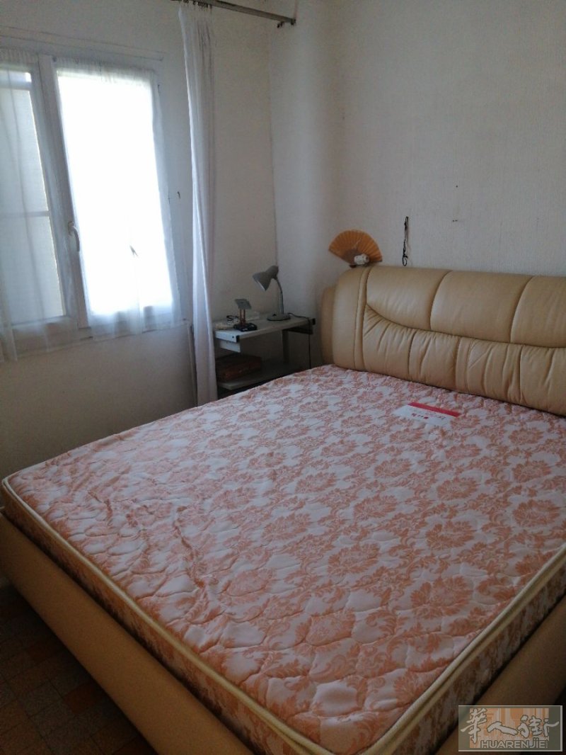 93，5号地铁到底 BOBIGNY ，.别墅，有一个房间出租，家里没小孩很安静，寻找白天上下班女生搭铺，《餐馆上班除外，因为上下班时间不合适》谢谢！