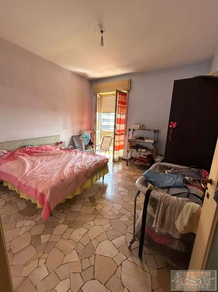 米兰边Novate milanese 火车站。 房间出租，近华人鼎峰超市。 楼层