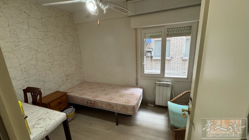马德里 parla 距离火车站步行5分钟 楼下有461。471 仓库区上班方便