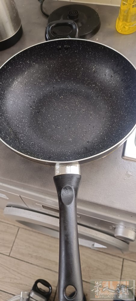 出不粘锅一个10欧，有需要的联系