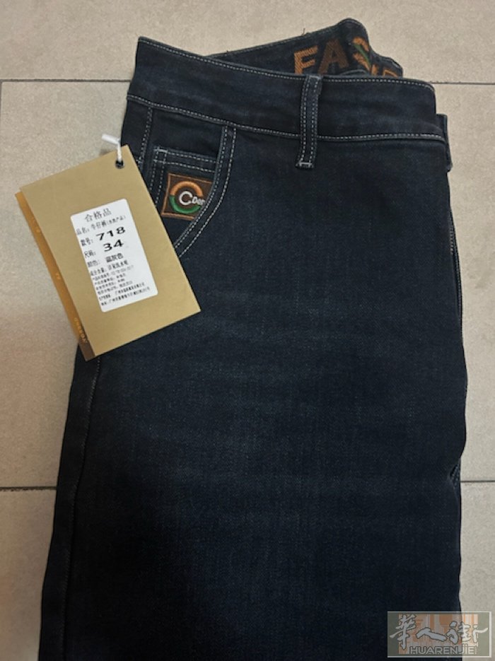 裤子15欧。全新吊牌没拆。