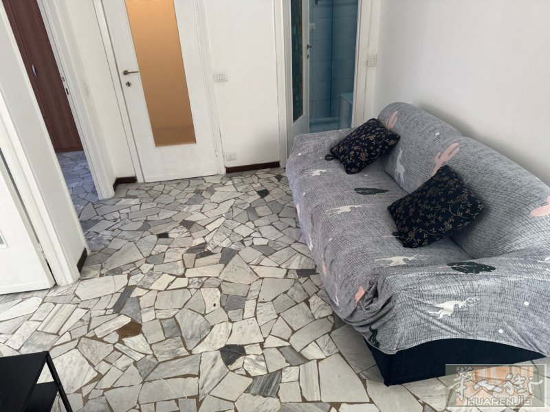 米兰2路终点站房屋出租  两室一厅有空调，有阳台， 有储物间，独立厨房. 有2路