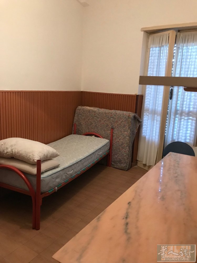 仓库区附近Via di torrenova有整套房子出租，房子有两个大房间和一个