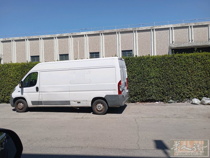 padova有货车 和 7座小车 可以提供附近地区 货物运输 搬家 和 机场接送