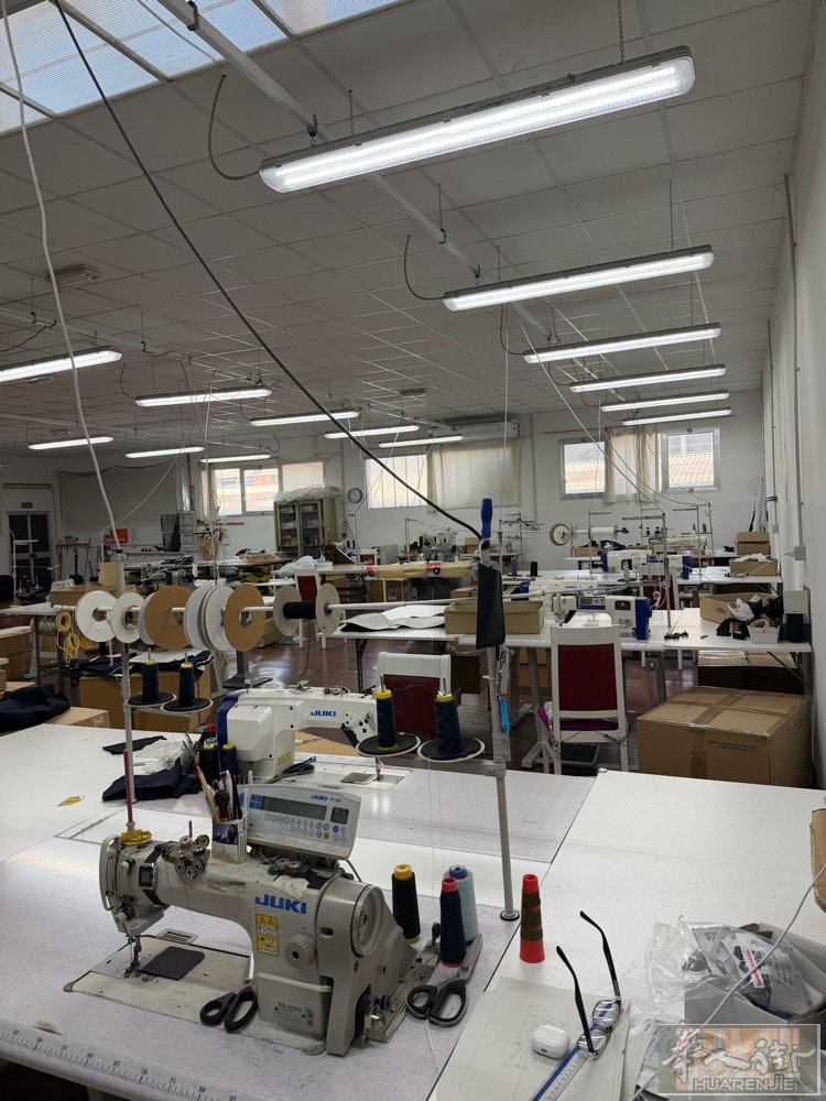 Reggio Emilia 工厂转让，工厂250平方,做西装设备齐全，电有合格证