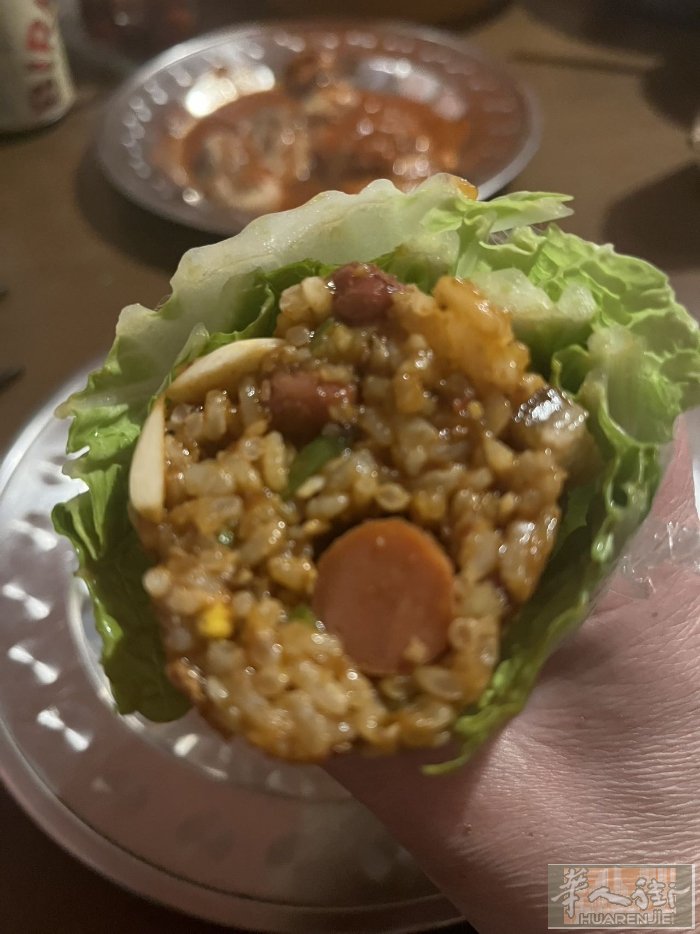 东北大饭包：黄豆酱版3元一份。加煎蛋（5毛一个）、香肠