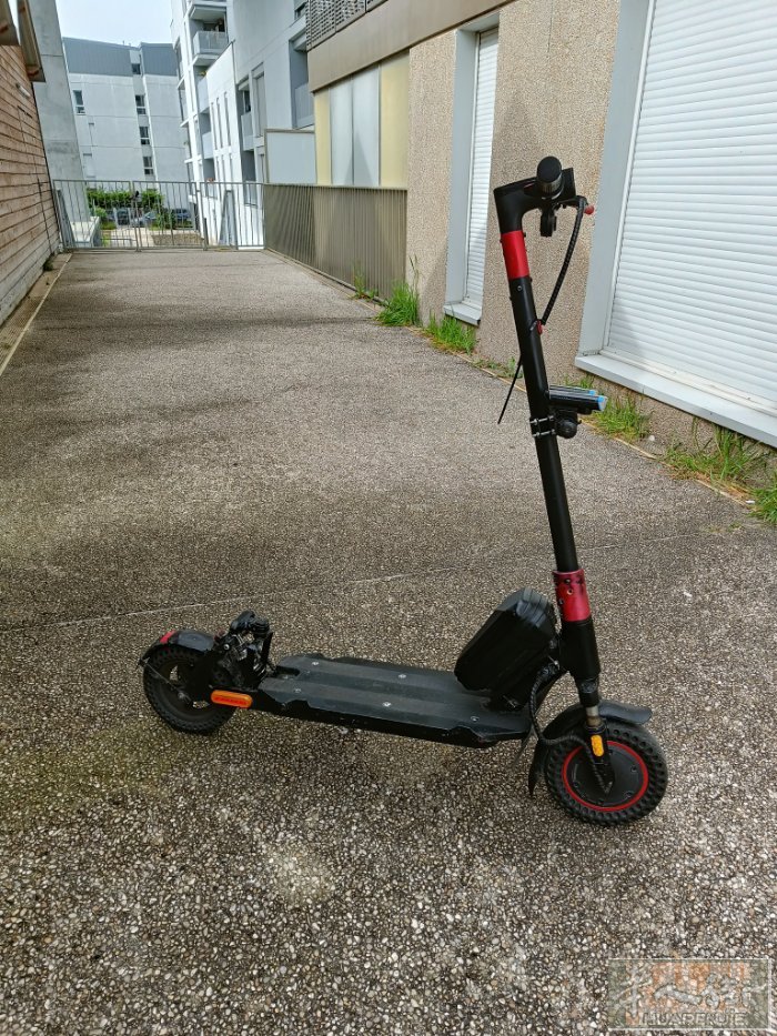 有一辆滑板车 238€ 需要的请联系 0618868950 在93自取 先请发信