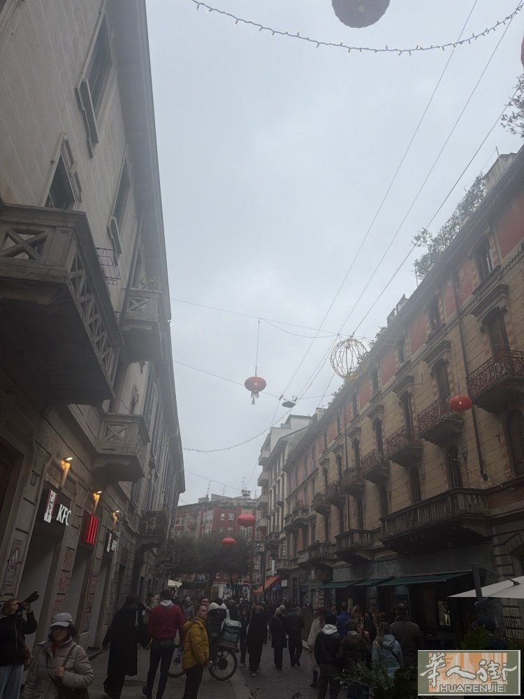 米兰华人街头旺铺转让，一个门面，楼层很高、有阁楼、也有地下室，一共100来平方。