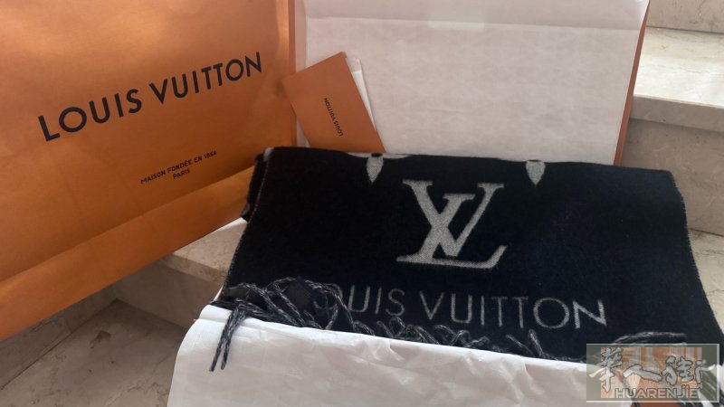 LV经典款围巾 出一次没用朋友送的 带包装全套 原价820 现在500出
