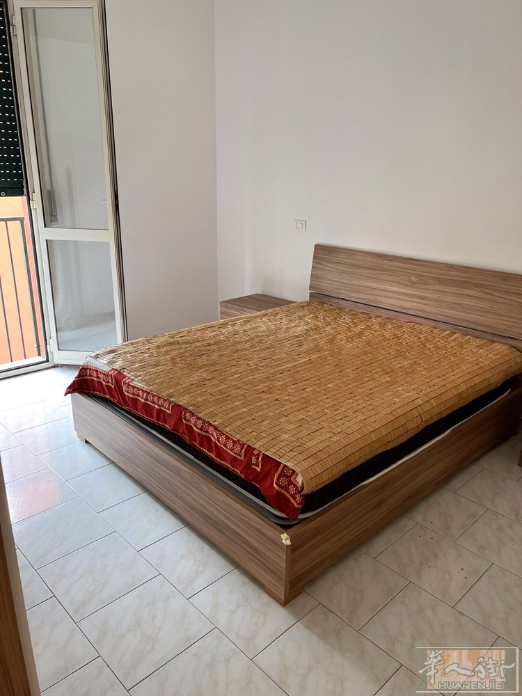 房间搭铺离地铁口5.6分钟，搭男留学生，房东好说话