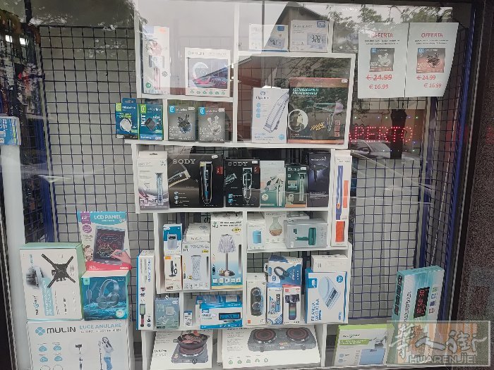 米兰边手机店转让，城市4w多人口独自一家，货物充足，有兴趣的电话32886924