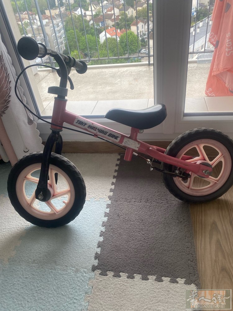 平衡车和滑板车出售，每辆 10欧， 8号线线自取， 联系电话0766788902