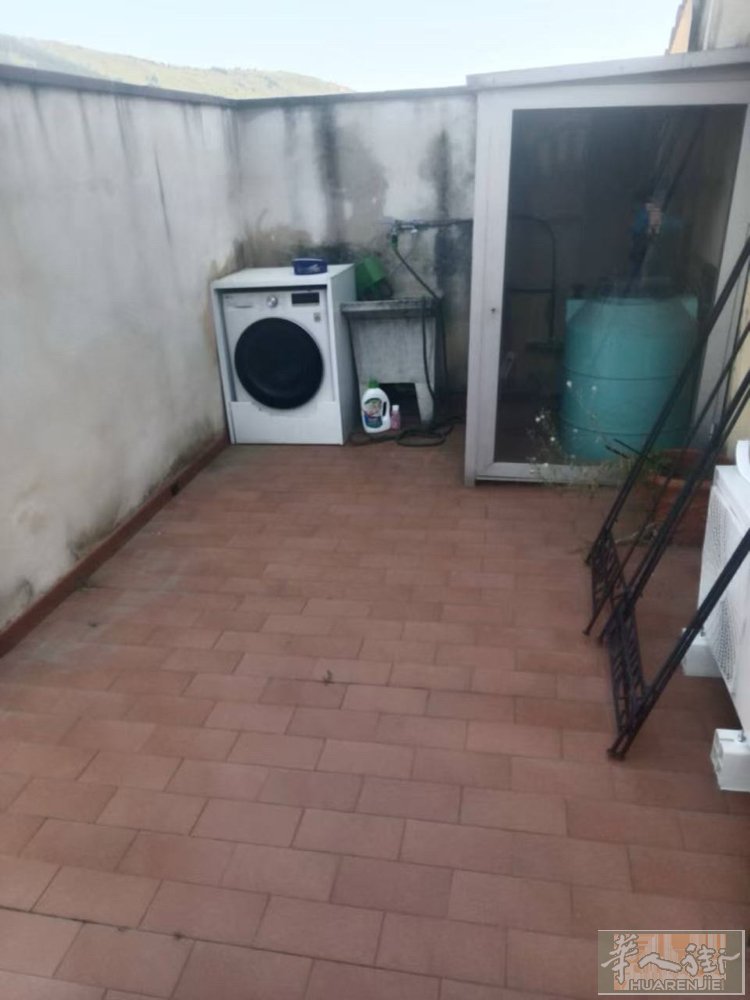 prato 市中心duomo一房一厅出租二楼没有电梯，房租800 微信号 age