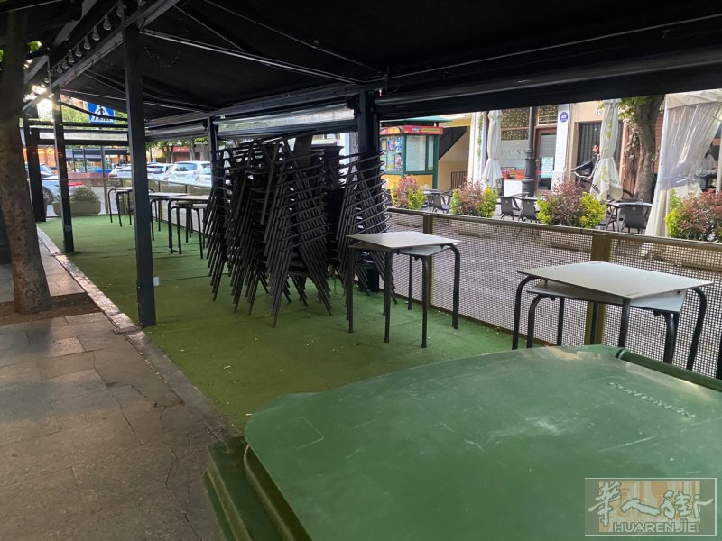转让：酒吧餐馆 马德里Villaviciosa 酒吧餐馆转让。店面300多平方，