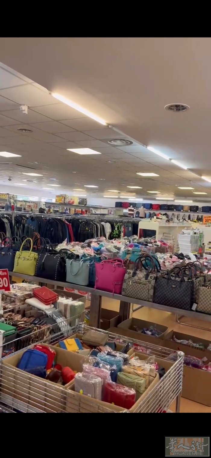 服装店转让 本人由于身体原因吃不消 生意稳定 店有650平方，还有仓库150平方