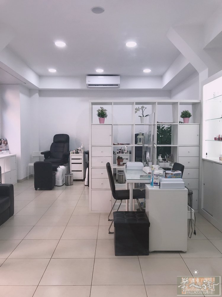 罗马市中心专业美甲店因人手不足现欲转让，多年老店，客人非常多，地区第一家美甲店知
