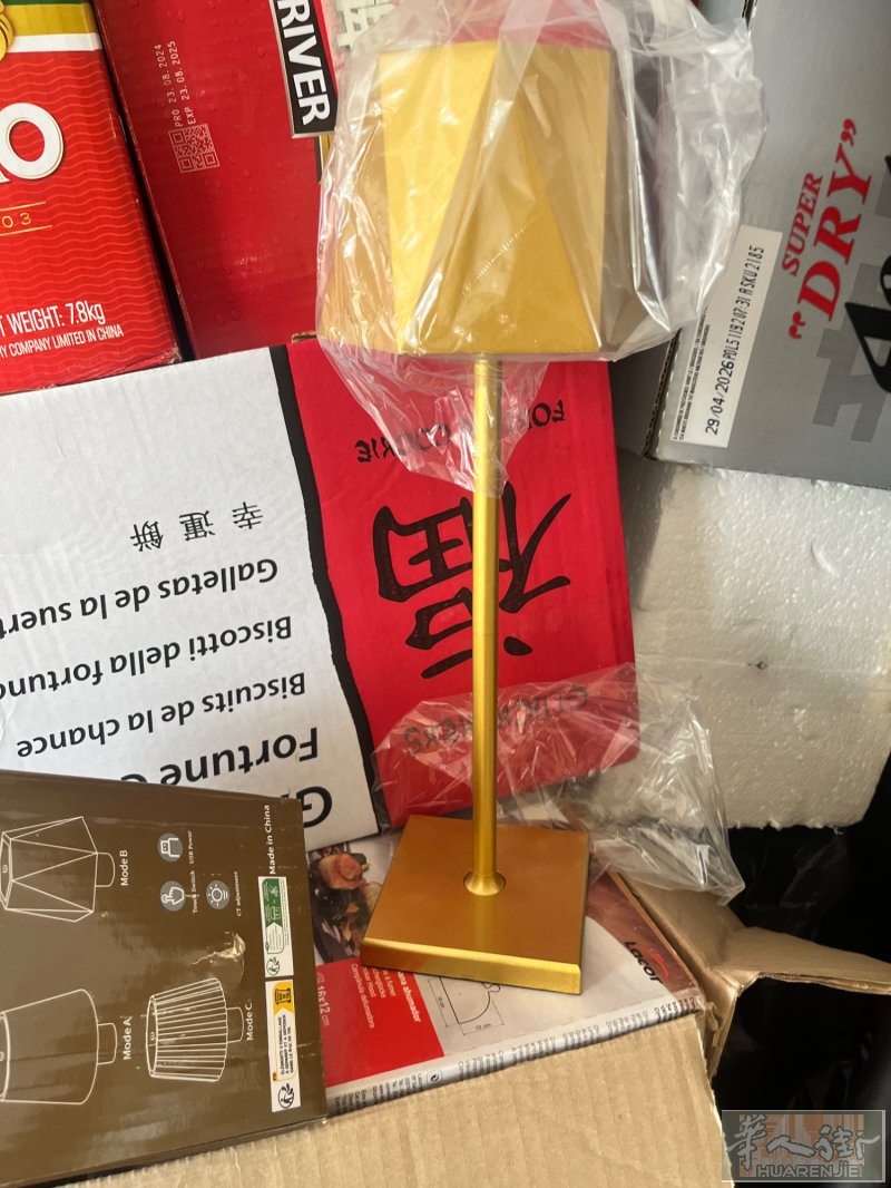 出售全新太阳能壁灯，全新餐厅台灯，颜色有金色和黑色，可以调颜色，和一个烟熏枪，价格便宜，电话：3762892295