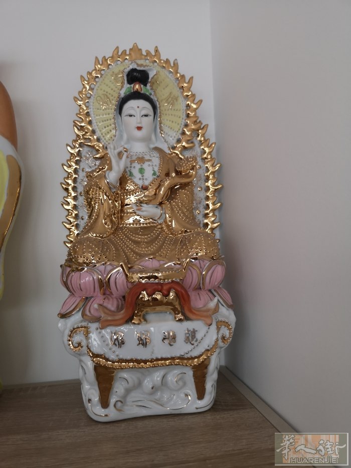 精美瓷器，做工细，金观音开过光，九九归一。99欧送货上门。另有财神48欧，开过光