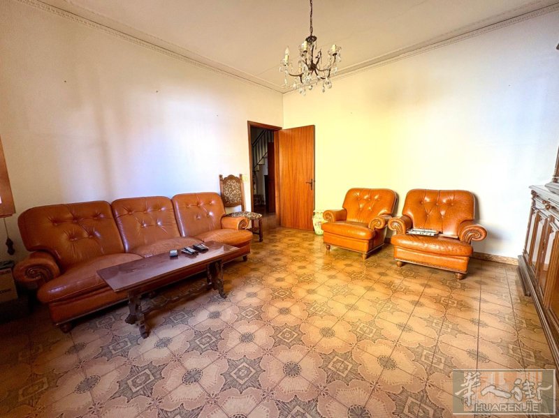 Prato san paolo 中速附近的小教堂附近，落地式套房出售，三房一厅，