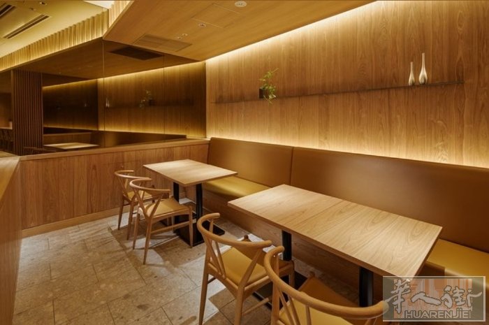 巴黎流量最大的甜品店转让，可改餐，房东同意装过滤烟囱，地坪70，地窖130，房租