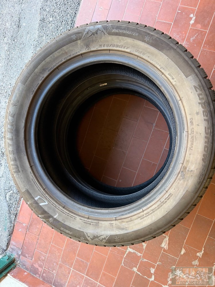出四个215/55R17 98V的冬胎，胎纹几乎全新，仅用了4个月的时间，250
