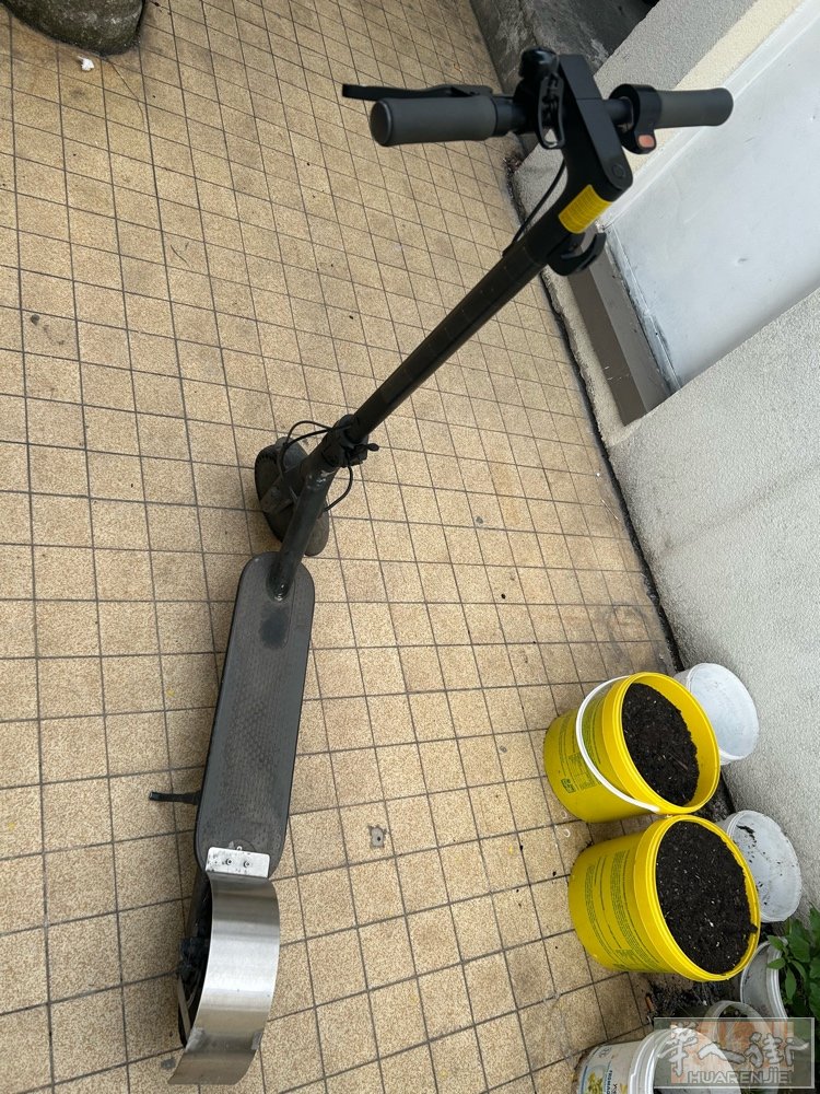 转让一台二手小米电动滑板车，转让费150€，前后双轮实心胎并额外赠送两个旧的实心