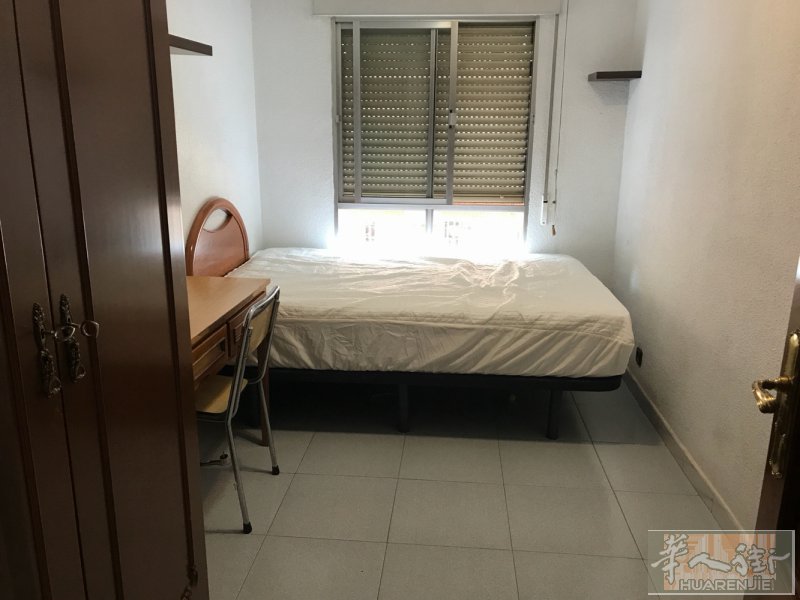 马德里地铁三号线有地铁有小火车C4a、C4b、C5，离地铁口走路5分钟，二楼，有