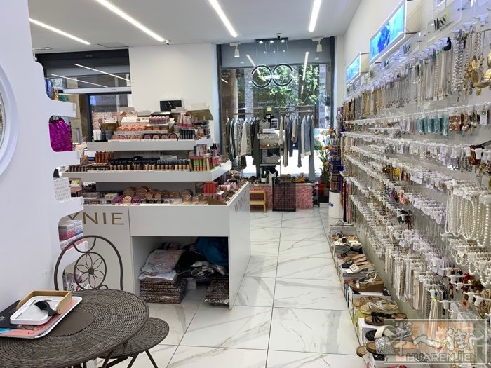 本店在la spezia，面积250m因个人原因转让，位置佳人流量大，接手直接运