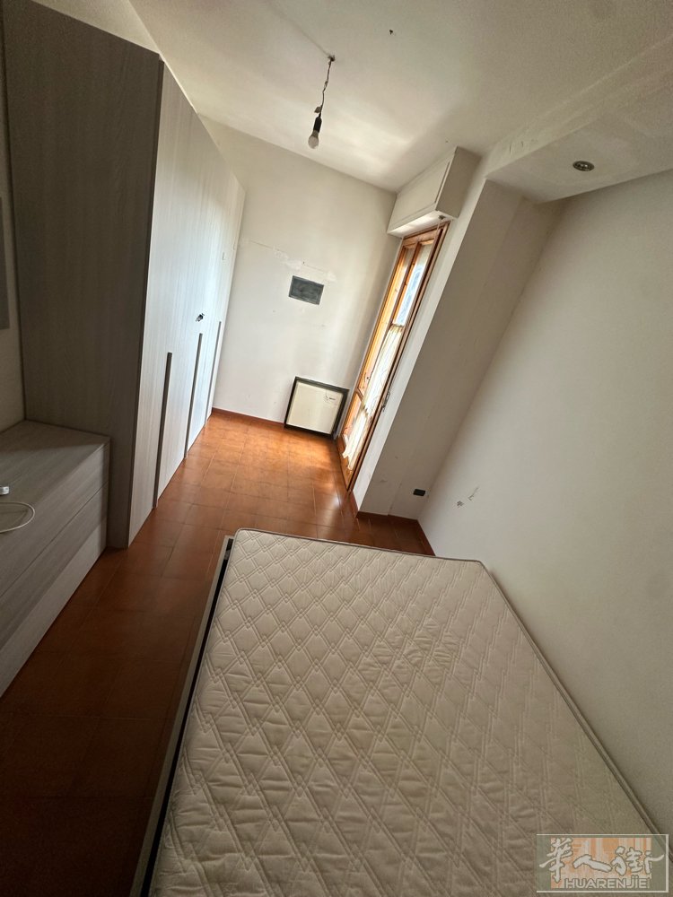 中国街金燕楼上住家一个房间搭铺，6月1号空出，有意者联系；3335354451