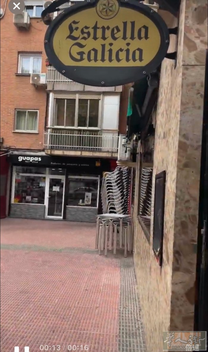 Mostoles 老区步行街旁酒吧转让，酒吧面积50平米，长长的吧台和厨房相连，