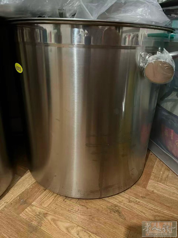 本人有全燃气灶一个和两个全新熟食卤肉桶便宜出售，有需要的朋友可以和我联系0773