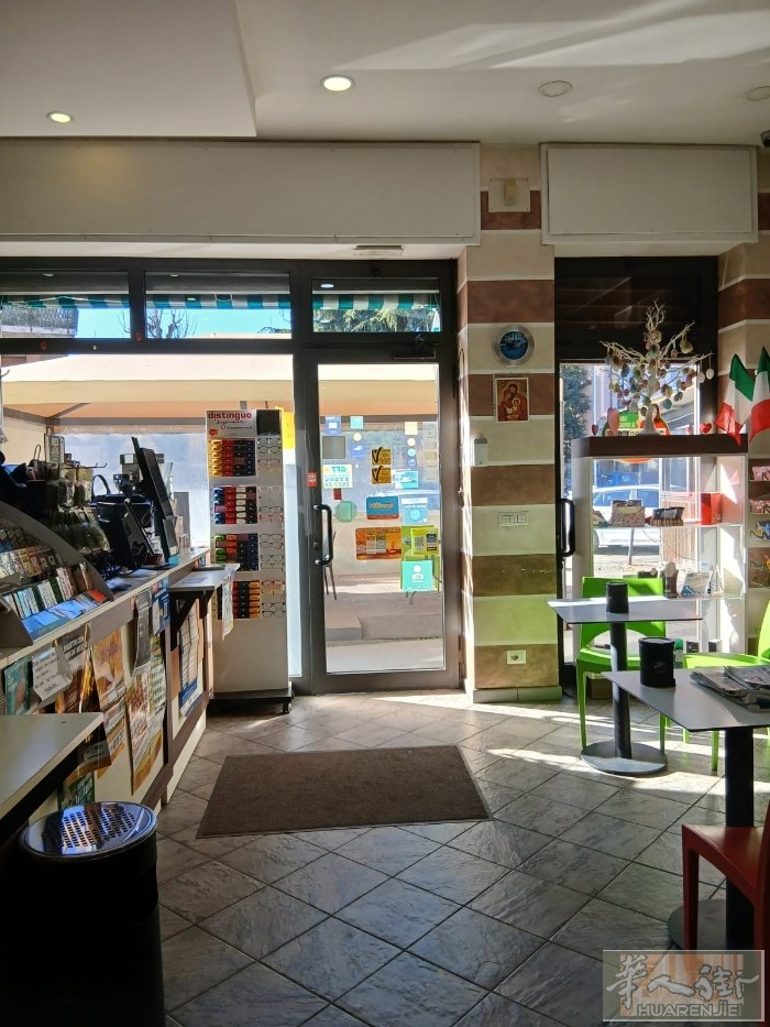 由于健康原因，我们出售位于基耶里（Chieri）的一家经营良好的店铺。该店铺地理