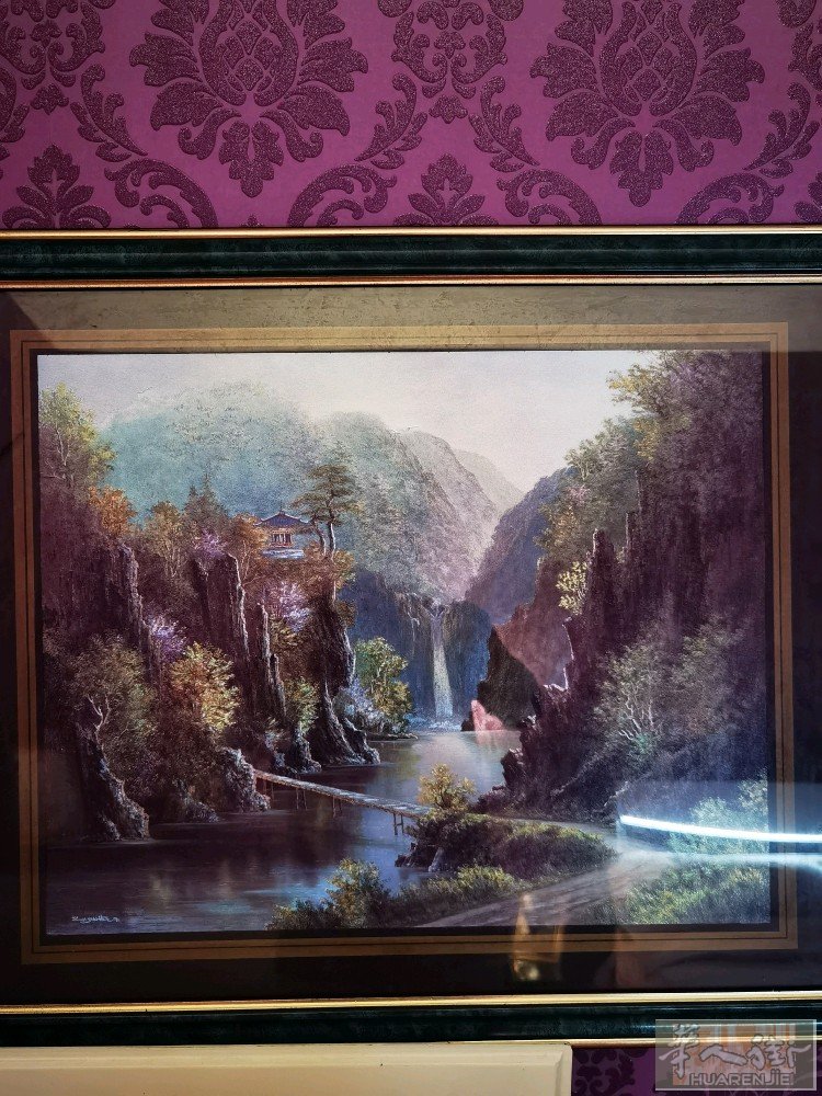 一个中式嵌花床头柜120欧。一幅3D风景画60*68。30欧