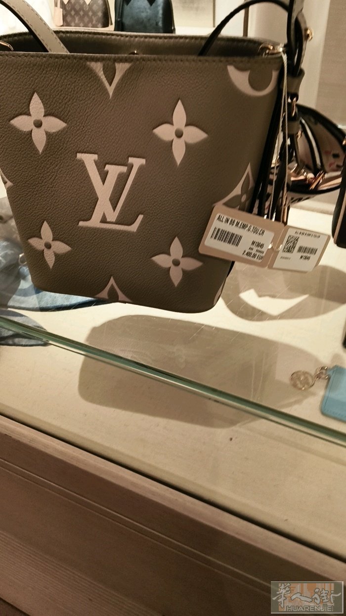 高薪招聘LV系列产品买手，适合留学生和家庭闲散人员，联系微信hylzthyl