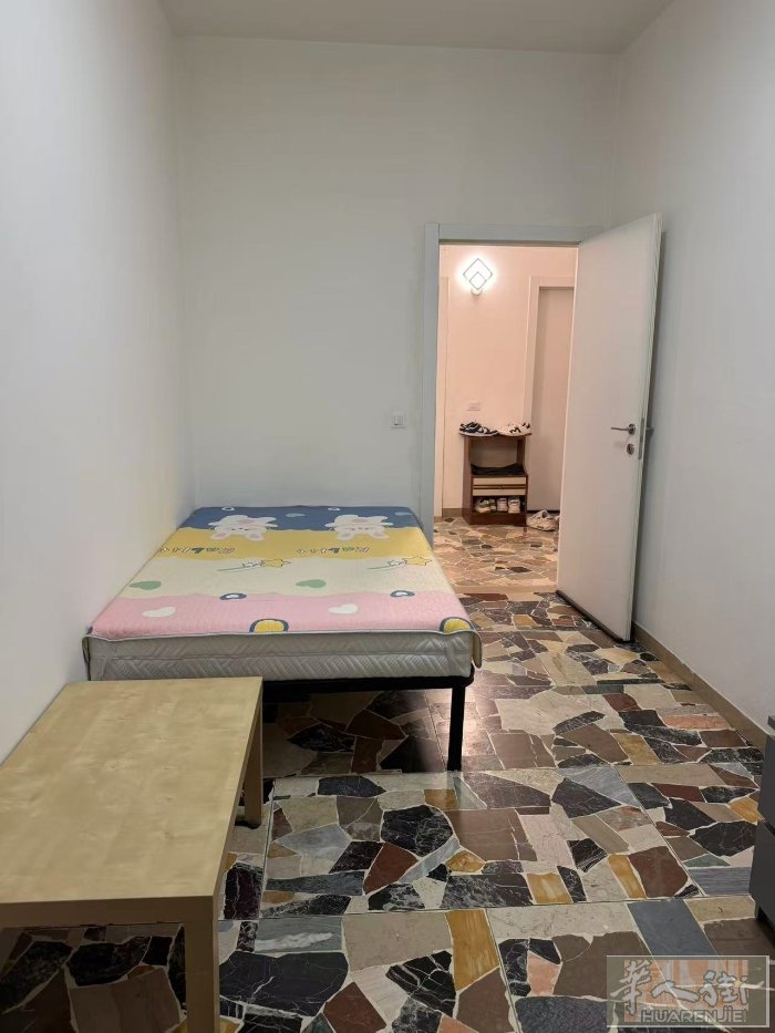 Strozzi 小coop 上去点冰淇淋附近有个小房间带阳台住家搭铺，爱干净，不